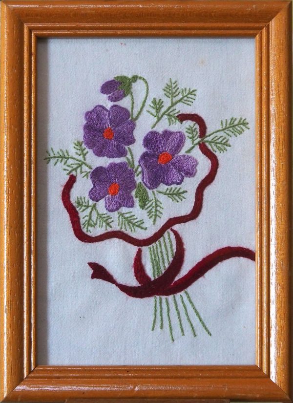 cadre brodé violettes CHABOT Marie-Claude L16 H22